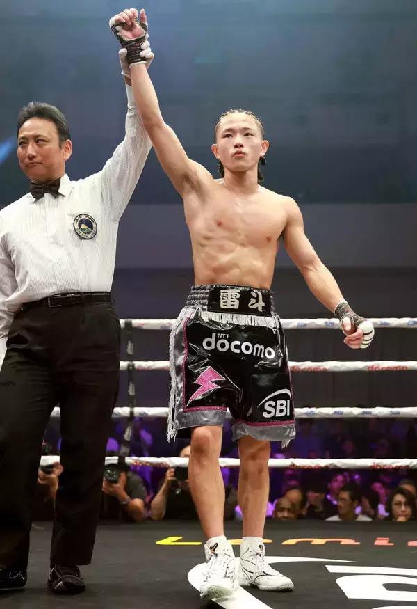 ザ・サンダー片岡雷斗がプロ第２戦を１３３秒ＫＯ勝ち　弟・叶夢から勝利のバトンを受け圧巻の左ボディーで仕留める