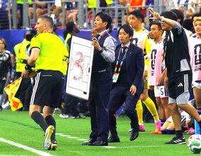 【Ｗ杯】世界中で話題「森保監督のホワイトボード」大きく書かれた数字の真相は…小川航基「電光掲示板が真ん中にしかなくて…あれ以外に方法はない」