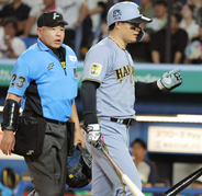 【阪神】森下翔太が深谷球審と一触即発ムード…見逃し三振の判定に対して不満をあらわに　佐藤輝明が仲裁に入る