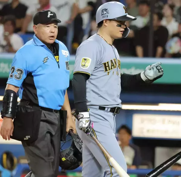 【阪神】森下翔太が深谷球審と一触即発ムード…見逃し三振の判定に対して不満をあらわに　佐藤輝明が仲裁に入る