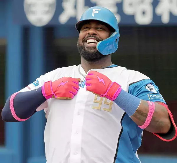 日本ハム・レイエス　“４冠”で落合博満に並んだ　外国人ではバース以来