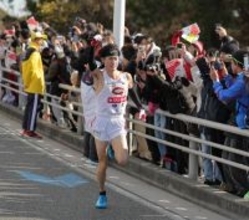 【箱根駅伝】中大がトップで平塚中継所通過　前回区間賞の本間颯で逆転　当日変更の岡田開成へ