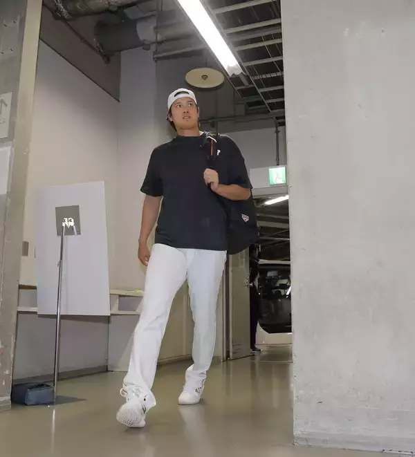 侍ジャパン・大谷翔平が“一番乗り”で球場入り＆グラウンドで１００ｍ大遠投　２日連続フィーバー…前日はファンに“神対応”、豪快１１発の本塁打ショーで大盛り上げ