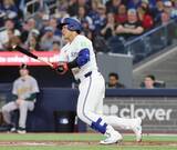 「初４番起用の岡本和真がいきなり左前安打　前日は７番で２安打３出塁　２試合連続の快音　　」の画像1