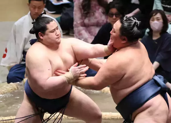 ４１歳の鉄人、玉鷲は５連敗　幕内在位１００場所目で苦戦続く　右膝に大きなサポーター