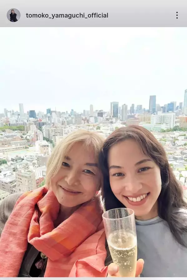 ６１歳・山口智子「心から尊敬」人気モデルと久々再会！「すごい２ショ」「笑顔たまらん」「わー希子ちゃん」