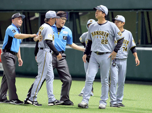 【阪神】藤川球児監督が初の退場処分…セ首位から陥落「前向きにあすを戦う」リプレー検証後に異議申し立て　球団監督で１３年ぶり　退場直後に投手陣が３失点で突き放される