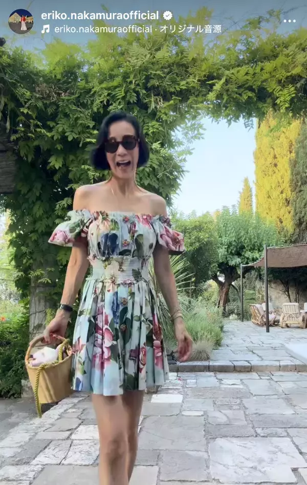 パリ移住の元フジテレビ・中村江里子アナ「南仏スタイル」のミニドレス姿披露「素敵過ぎます」の声