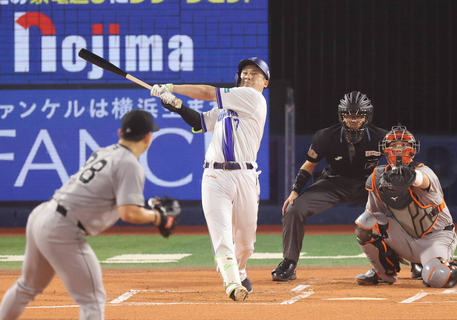 【ＤｅＮＡ】佐野恵太の５年ぶり満塁弾で初回に４点先取　約３か月ぶりの４番でいきなり大仕事