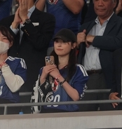 久保建英と電撃婚　福原遥が日本代表戦を現地観戦！左手薬指に指輪キラリ　久保の背番「２０」ユニ着用　発表から３日　夫の“新婚初陣”に駆けつける