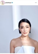 「女神降臨」板谷由夏、デコルテあらわの純白ドレス姿にファンうっとり…「眩しいくらい美しい」「本当に綺麗」