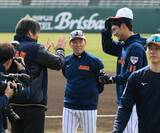 「侍・宮崎合宿初日に井端弘和監督が大会連覇に向けて訓示「挑戦者の気持ちで戦っていきましょう」」の画像1