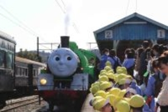 アジア初「きかんしゃトーマス」の人気キャラ「パーシー号」が大井川鉄道で３・７デビューに先駆け報道公開