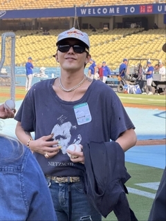 ドジャースタジアムに「ＢＩＧ　ＢＡＮＧ」襲来　Ｇ―ＤＲＡＧＯＮ＆Ｄ―ＬＩＴＥ「初めてなんです！」と大興奮、佐々木朗希と交流も