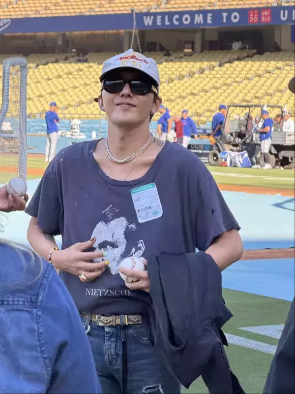 ドジャースタジアムに「ＢＩＧ　ＢＡＮＧ」襲来　Ｇ―ＤＲＡＧＯＮ＆Ｄ―ＬＩＴＥ「初めてなんです！」と大興奮、佐々木朗希と交流も