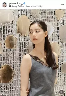 「若奥様～」先月結婚発表の新木優子、「美しすぎる」近影に称賛の声！グレーのキャミドレスに「見入ってしまいます」