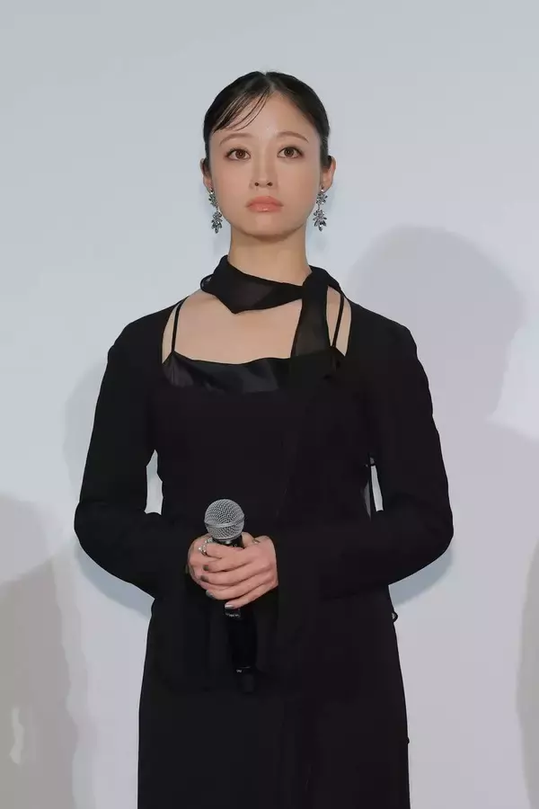 橋本環奈、デコルテ全開のドレスで登場しネット沸騰「メイクもバッチリで美しい」の声…２年連続で「ダブルインパクト」司会