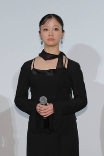 橋本環奈、デコルテ全開のドレスで登場しネット沸騰「メイクもバッチリで美しい」の声…２年連続で「ダブルインパクト」司会