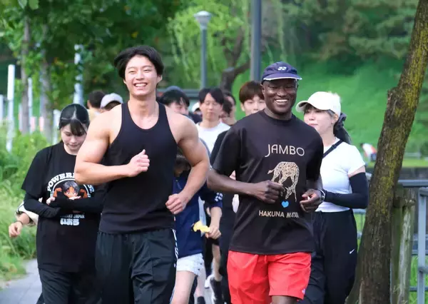 五輪マラソンメダリストのワイナイナさんと俳優・榎田一王がランニングイベントを開催 　約６０人が皇居一周で汗