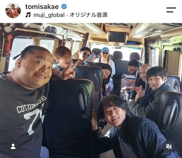 「バス遠足みたいなほのぼのショット」チンギス、チョッキー、周の姿も…ＶＩＶＡＮＴ富栄ドラムがロケバス写真公開！