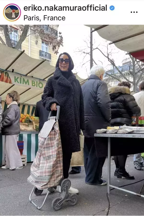 「久しぶりにパリで家族集合！」中村江里子アナ、スタイリッシュな買い出し姿　長女と頬密着ショットも