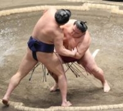 御嶽海、東洋大の後輩・羽出山に貫禄勝ち　「これからの東洋大を引っ張ってほしい。まだまだ負けない気持ちもある」