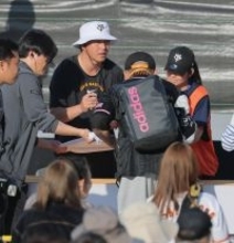 【巨人】引退後も変わらぬサービス精神…長野久義編成本部参与が沖縄でスペシャルサイン会実施