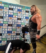 ＥＶＩＬ、１・４「ドーム」で対戦するウルフアロンをベルト殴打↓拉致↓踏みつけ「暴挙」連続…「デビュー戦はな引退試合にしてやるよ！」…１２・２２後楽園