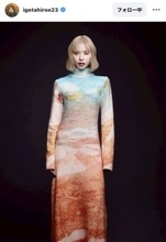 井桁弘恵、金髪ボブ×タイトワンピで抜群のスタイル披露！「可愛いです」「お似合い」