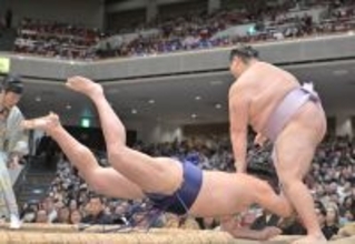 新入幕の羽出山が初勝利　負ければワースト９連敗も「だいじょぶだァー饅頭」化粧まわしで「勇気づけられた」