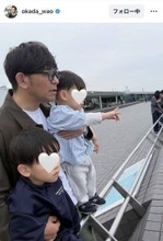 ますだおかだ・岡田圭右、仕事終わりに“パパの仕事”　親子ショットに「素敵なパパさん」の声