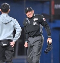 【ロッテ】初回に寺地隆成の折れたバットが球審を直撃　思わぬアクシデントで試合中断