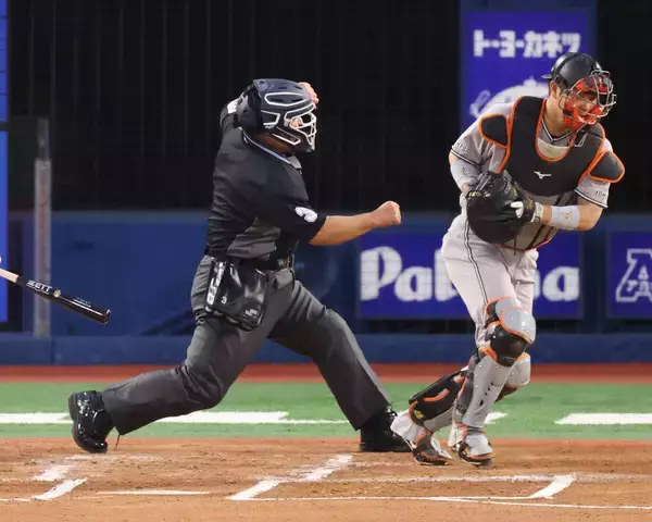 敷田直人審判員が史上７７人目の通算２０００試合出場　卍ポーズ披露に大歓声　プロ初出場の横浜でＤｅＮＡ巨人戦の球審