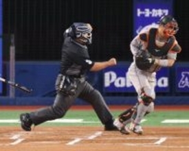 敷田直人審判員が史上７７人目の通算２０００試合出場　卍ポーズ披露に大歓声　プロ初出場の横浜でＤｅＮＡ巨人戦の球審