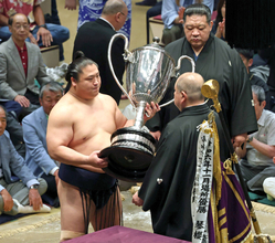 【元大関・琴風の目】若隆景の復活Ｖに胸を打たれた　私の歌の詩を贈る「まわり道をしたけれど　夢が叶えばいいさ　苦労の分だけは　お前もなれよ　幸せに」