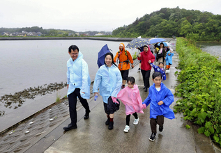 「みちのく潮風トレイルウォーク」　雨天で長距離コース中止も２７３人が参加　東日本大震災の復興進む福島・相馬市を歩く