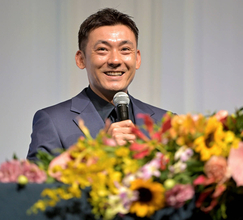 【西武】栗山巧に元監督の渡辺久信氏、田辺徳雄３軍野手コーチが花束贈呈　渡辺氏「ついにこの日が来たという、そんな思い」　引退会見にサプライズ登場