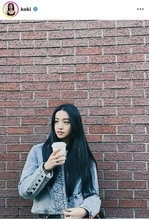 Ｋｏｋｉ，「特別に美味しい」コーヒー片手に淡いブルーのデニムジャケット姿でポーズ！モデル姉からも「いいね！」