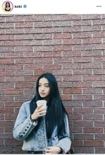 Ｋｏｋｉ，「特別に美味しい」コーヒー片手に淡いブルーのデニムジャケット姿でポーズ！モデル姉からも「いいね！」