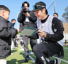 【巨人】新人１１選手が即席サイン会　ファン約３００人が長蛇の列