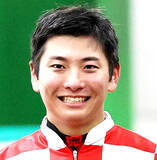 「【東京１Ｒ・３歳未勝利】“高配当の使者”原優介騎手が単勝２１・８倍で勝利「メンコを外したのが…」」の画像1