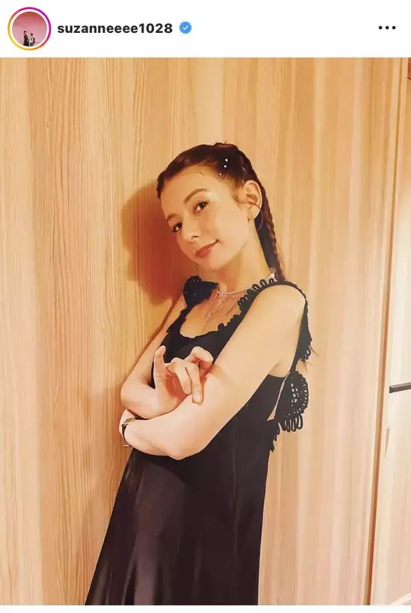 スザンヌ、ほっそり二の腕、ノースリーブ姿「綺麗」「あら　お洒落さん」「可愛いずぎるぅ〜」