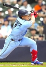 ブルージェイズ岡本和真、２試合連続の２点適時打で逆転…適時打で二塁から本塁突入もタッチアウトのハッスルプレー