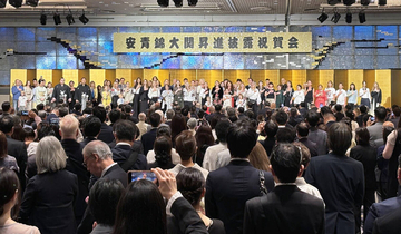 安青錦が大関昇進披露宴　６０人以上が登壇して母国・ウクライナ国歌も斉唱　「土俵の上で恩返しできたら」