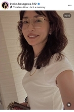 ４７歳・長谷川京子、大人の魅力全開！白Ｔ×金縁メガネのスタイリッシュな近影にフォロワーくぎ付け