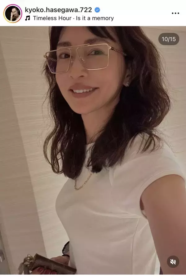 ４７歳・長谷川京子、大人の魅力全開！白Ｔ×金縁メガネのスタイリッシュな近影にフォロワーくぎ付け