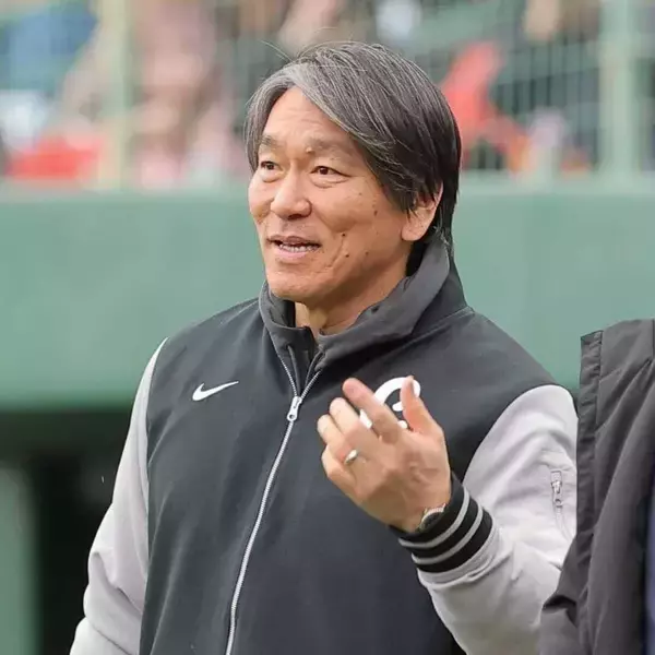 【巨人】松井秀喜新監督、紺のスーツでジャイアンツ球場入り　今日１３時から秋季キャンプ