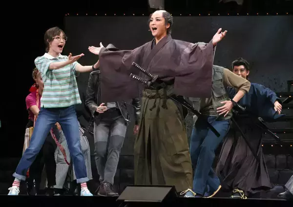 宝塚版「侍タイムスリッパー」開幕　鳳月杏は山口馬木也に敬意「リアルなお芝居に共感して引き込まれました」