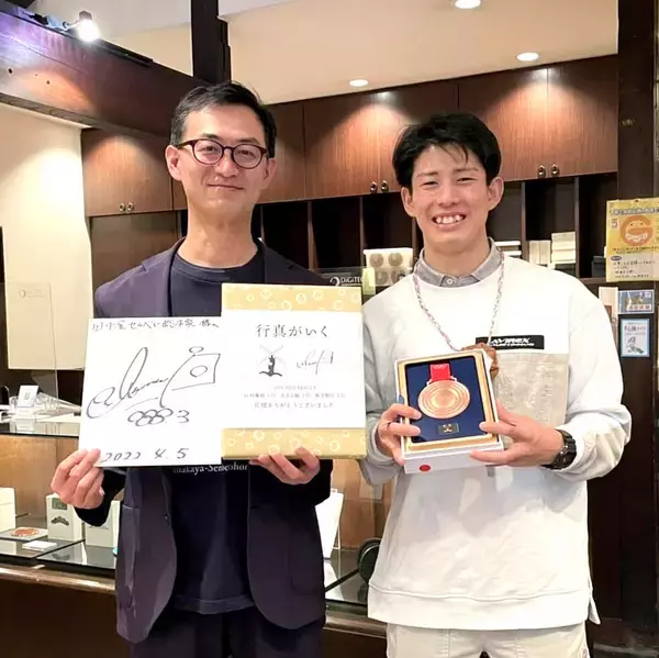 「行真がいく　応援せんべい缶」モーグル銅・堀島行真と共通の知人を通じ交流スタート