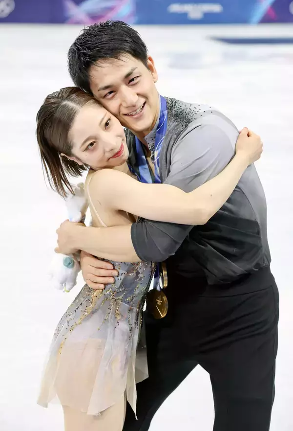 【五輪】りくりゅう　金メダルの祝杯は取材エリアでのコーラ　三浦璃来「おいし～」　木原龍一は「低糖気味で…」としみる１杯に